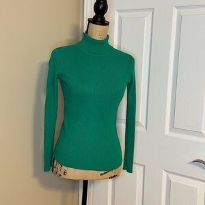 Women’s Turtle Neck Rib-knit Sweater Size Medium